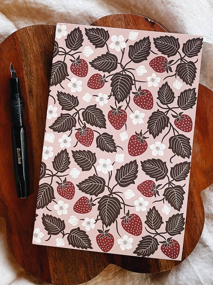 Notitieboek met Strawberry Patch A5-formaat, fluweelachtig gelin voor wholesale door Flora West Design