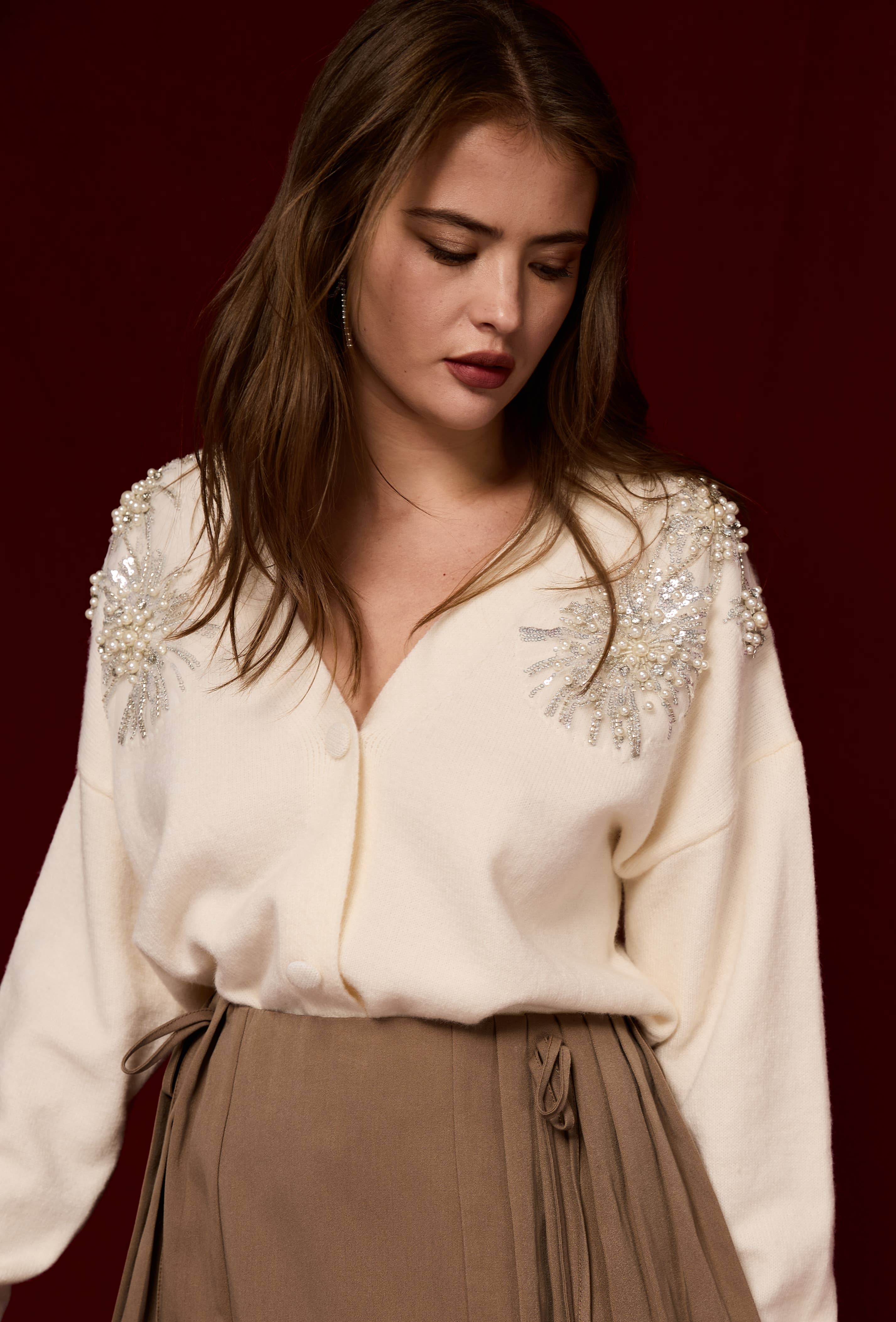 LUCCE – Engroshandel Pullover - Dame – LUCCE trøje med perle- og rhinstenbroderi - model 30156