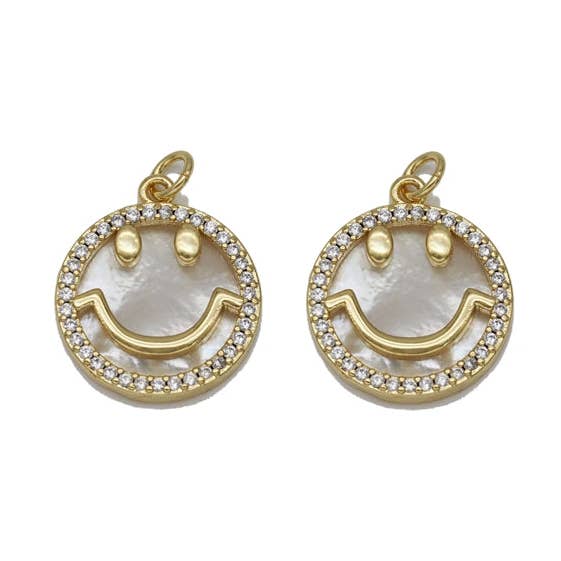 Visage souriant en CZ doré sur breloque ronde en perle, Réf#L712 pour la vente par BestBeads&Beyond