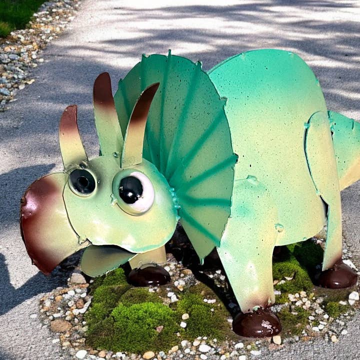 Scultura da Giardino in Metallo di Dinosauro Triceratopo per la vendita all'ingrosso da parte di Blue Goat Garden Decor
