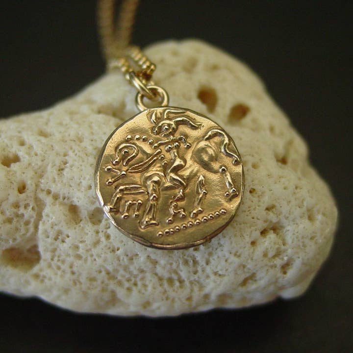 Vis a Vis Jewelry - Venta al por mayor Collares con colgantes/abalorios - Collar de moneda celta Rhiannon - Diosa gala Epona13