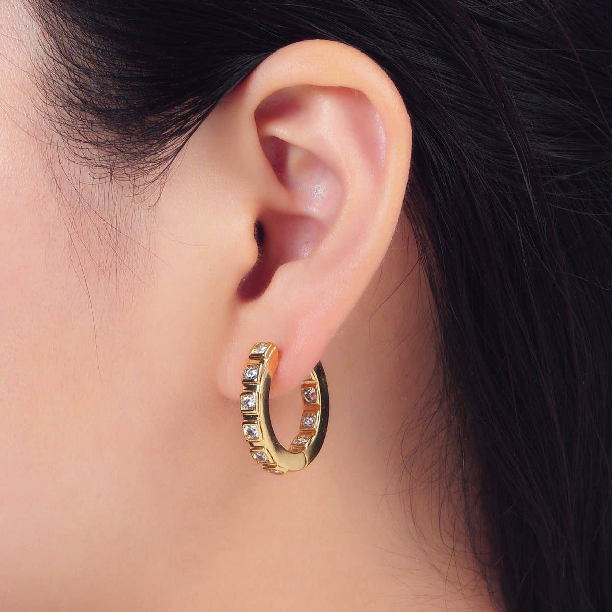 Aim Eternal - Vente Créoles - Boucles d'oreilles créoles carrées de 25 mm en plaqué or 24K avec zircon cubique transparent | AD7721