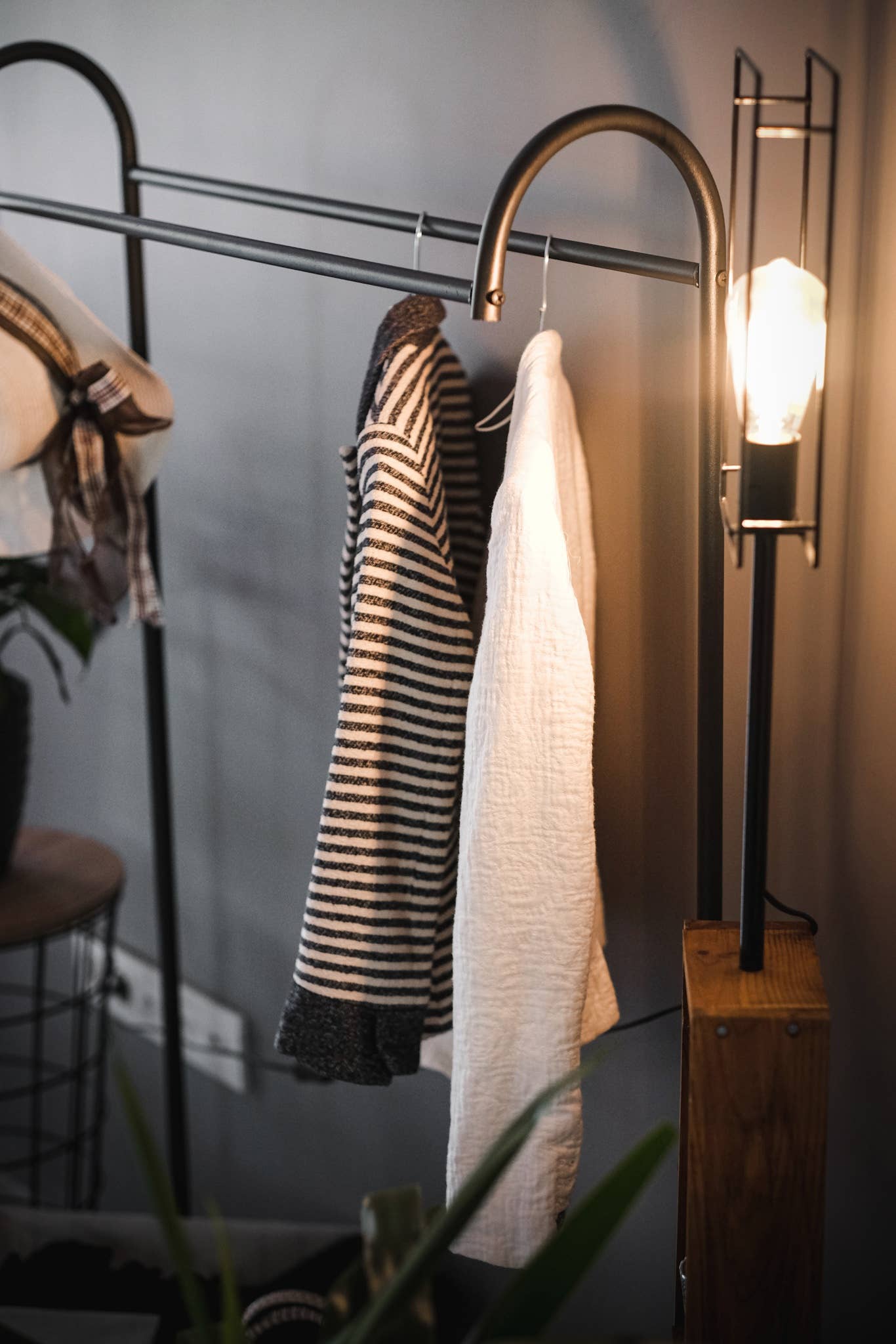 WDMT - Wholesale Kapstok - Metalen kledingrek met halve maan en één stang van WDMT7