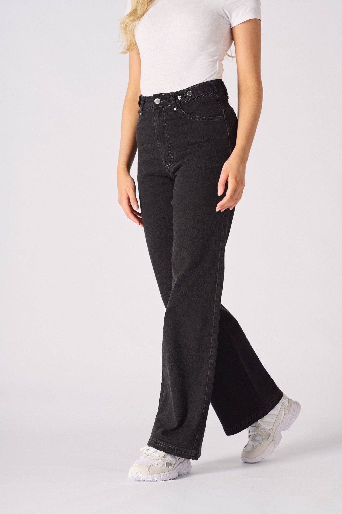 JMOJO UK Limited - Vendita all'ingrosso Jeans - Donna - Jeans a gamba larga scolpiti a vita alta ELYSI - Lavaggio nero1