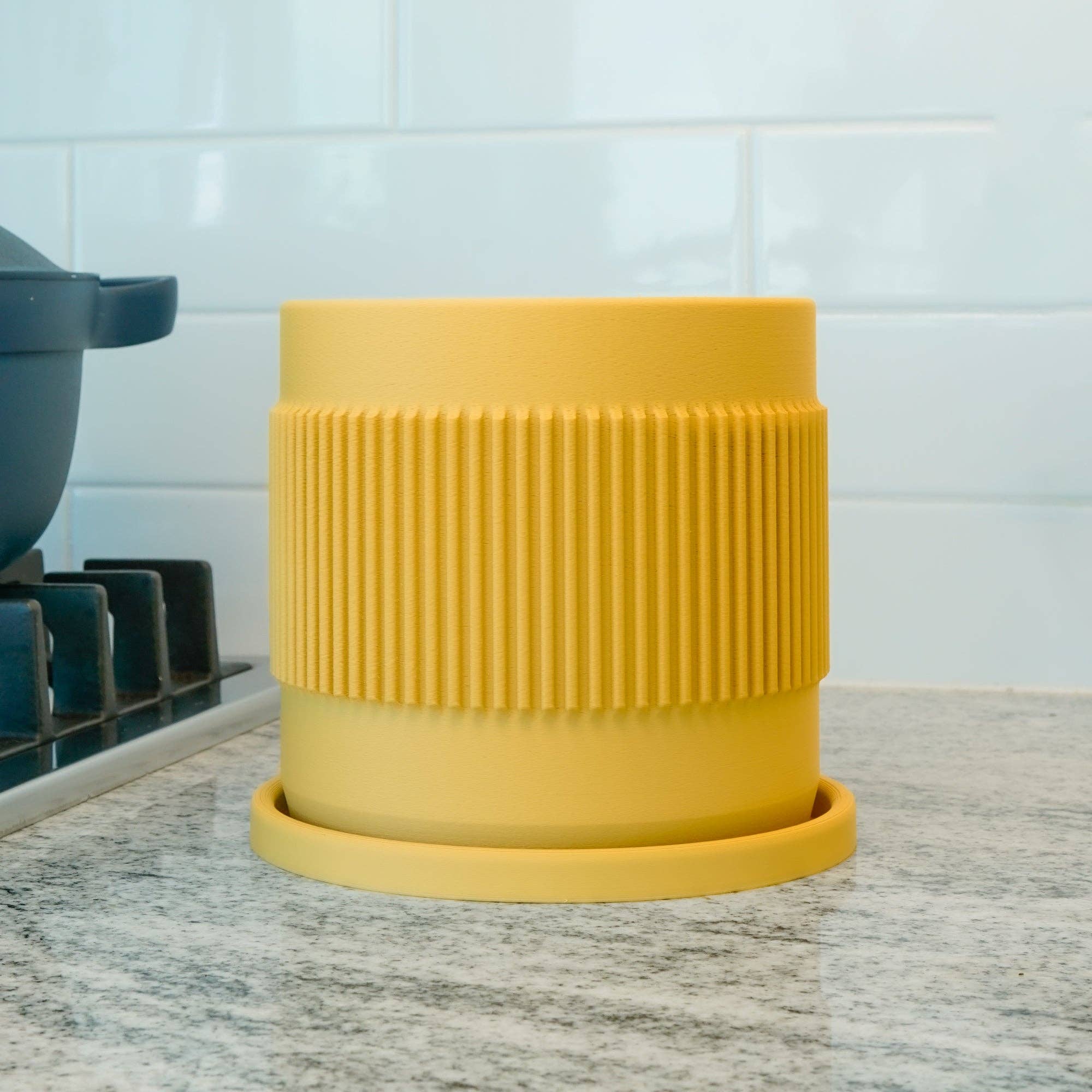 Rosebud Homegoods - Venta al por mayor Macetas - Macetero acanalado de medio siglo con drenaje y platillo12