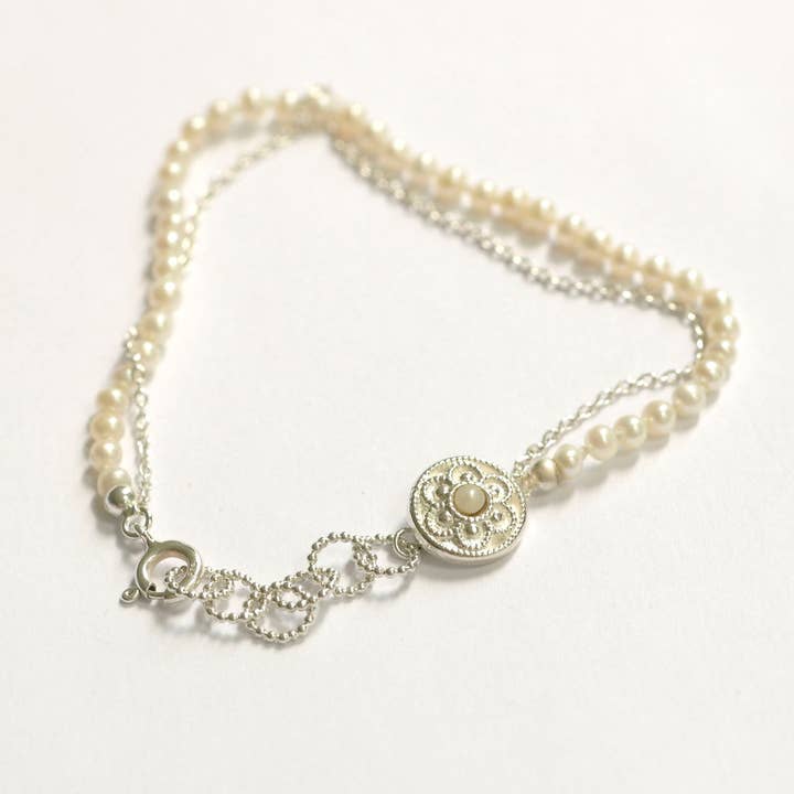 Omas Knopfarmband mit weißen Perlen für den Großhandel von Hester Zagt Sieraden