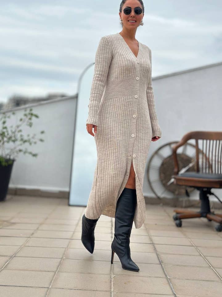 Bequemes Strickkleid mit Knöpfen in Beige für den Großhandel von Refined