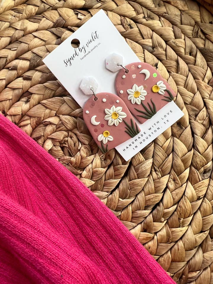 Orecchini da giardino con fiori per la vendita all'ingrosso da parte di Signed by Violet