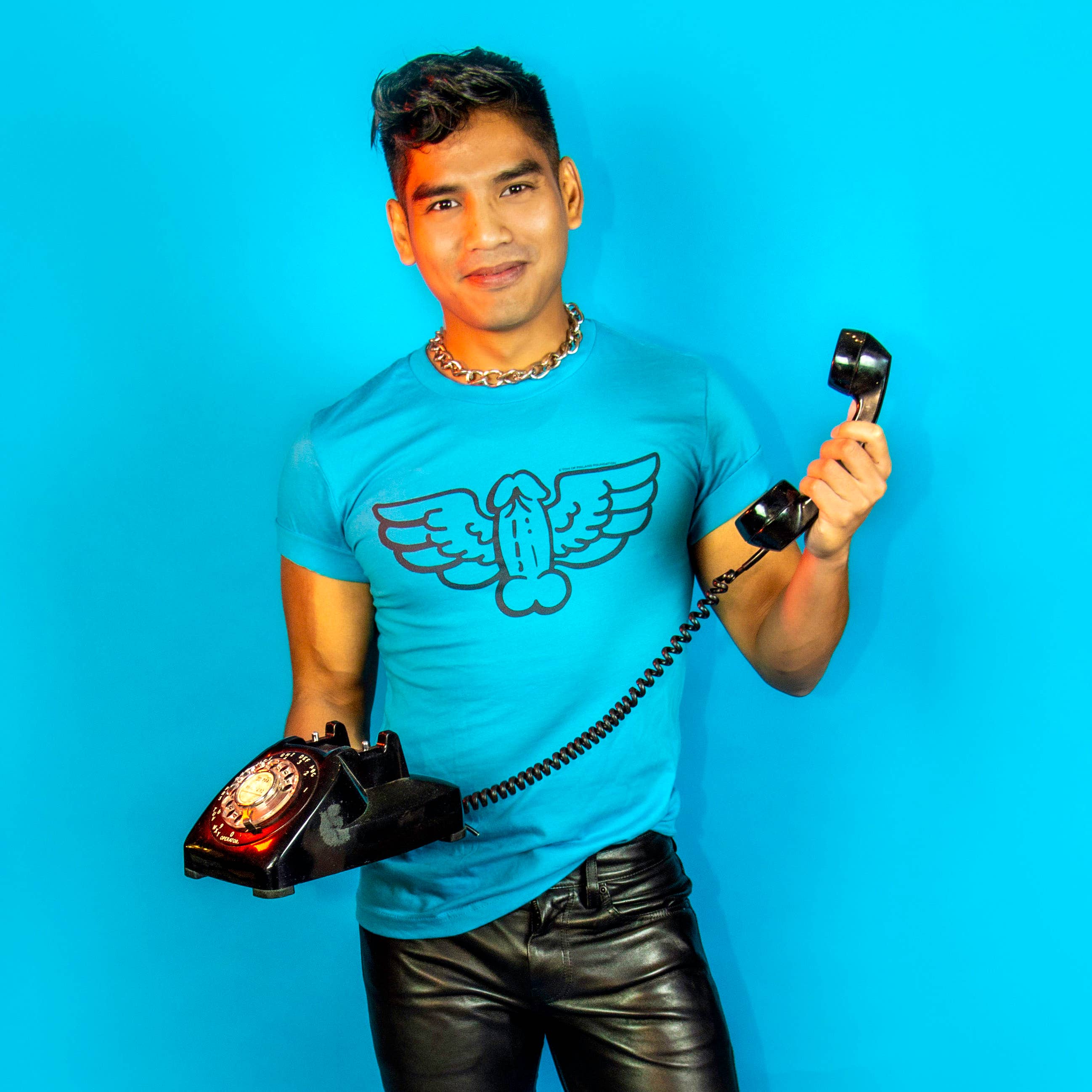 Peachy Kings / Kweer Cards – T-shirt estampada - Unissexo por atacado – T-shirt “Galo Voador” Tom of Finland1