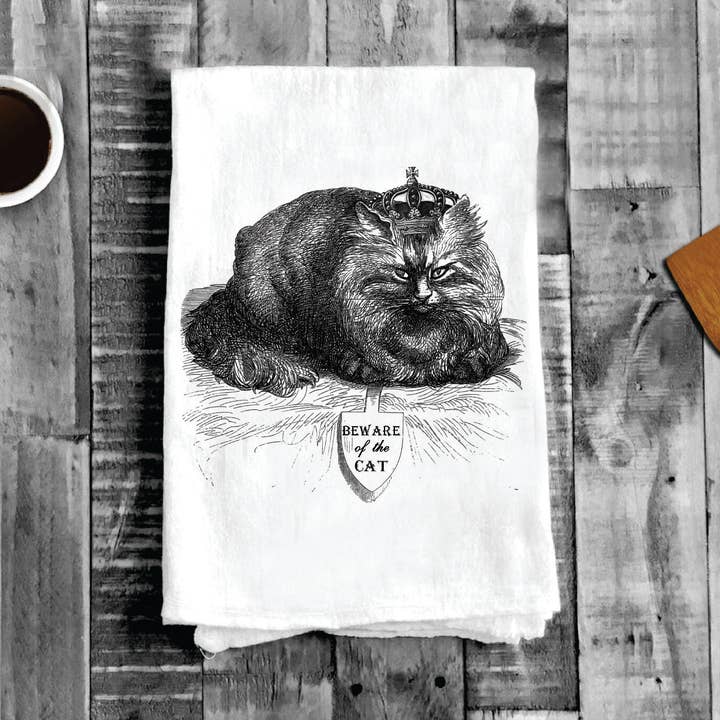 Torchons en coton « Beware of the Cat » avec couronne, torchons en sac à farine pour la vente par Avery Lane Gifts