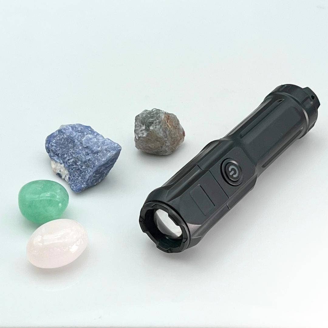 Crystal River Gems LLC – Engroshandel Spirituelle sten og krystaller – Genopladelig UV-lommelygte 365nm med startkollektion af UV-reaktive ædelsten2