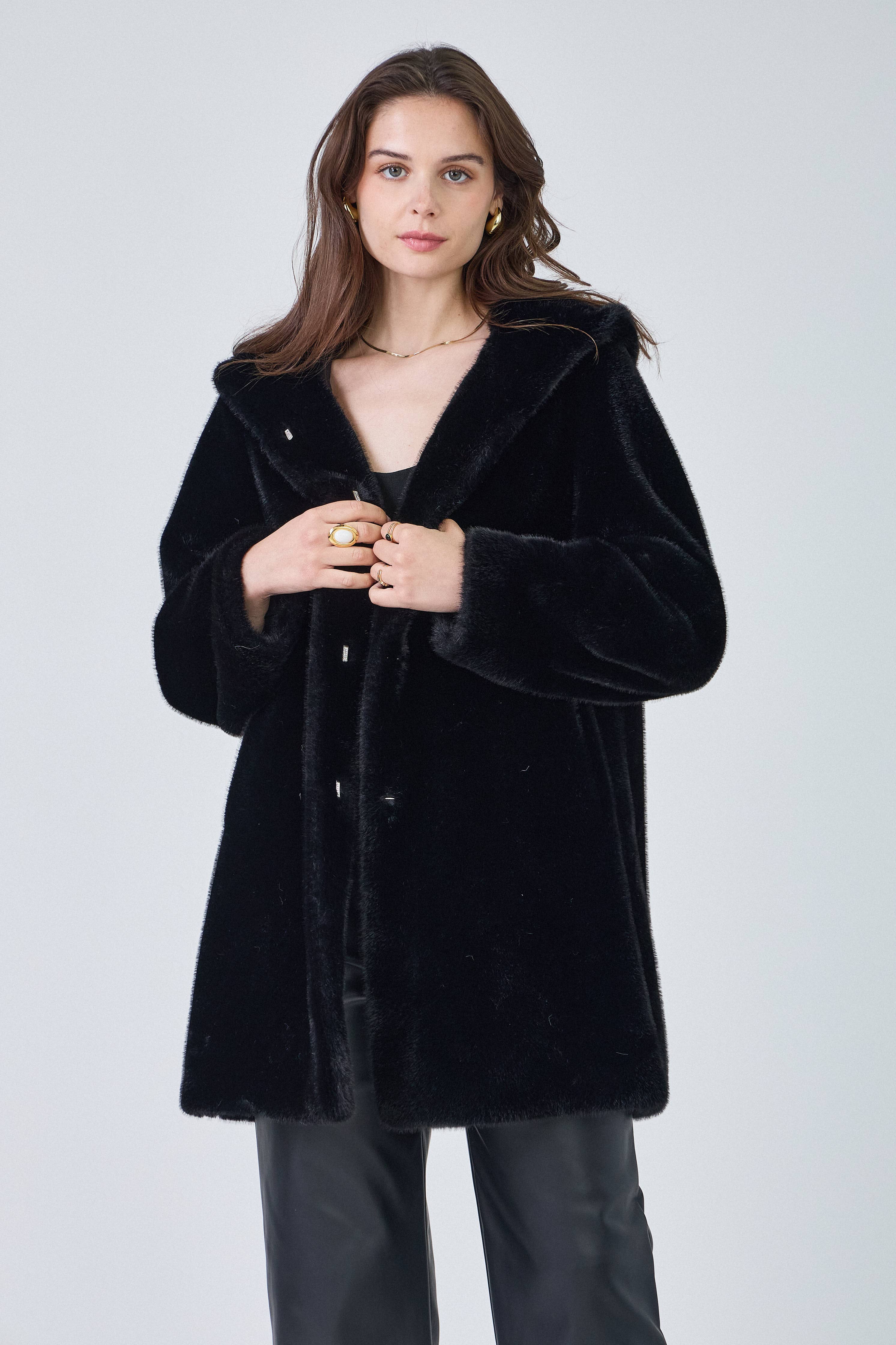 Giovanni Paris – wholesale Päls/fuskpäls - Dam – Lisa's kappa i midjelång fuskpäls med huva och dragsko i midjan24