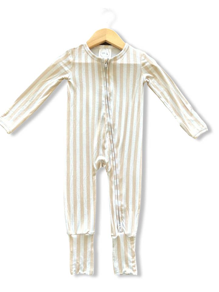 Ginger Baby Co – Engroshandel Tøjsæt - Baby – Bambus Pyjamas Beige og hvid sovesofa med lynlås0