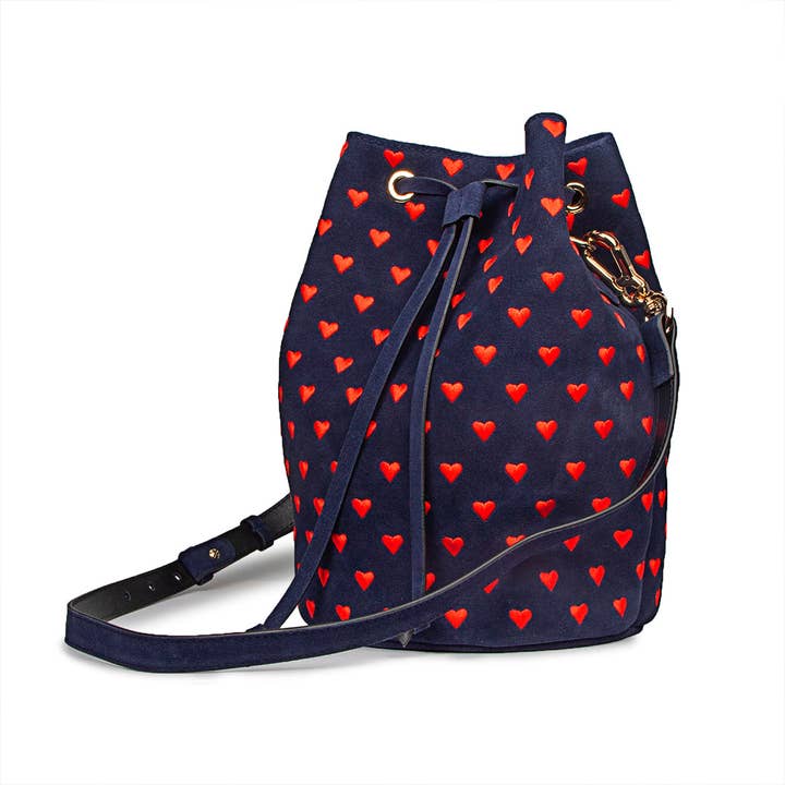 Hums Borsa a secchiello blu con piccoli cuori rossi ricamati per la vendita all'ingrosso da parte di Humswear