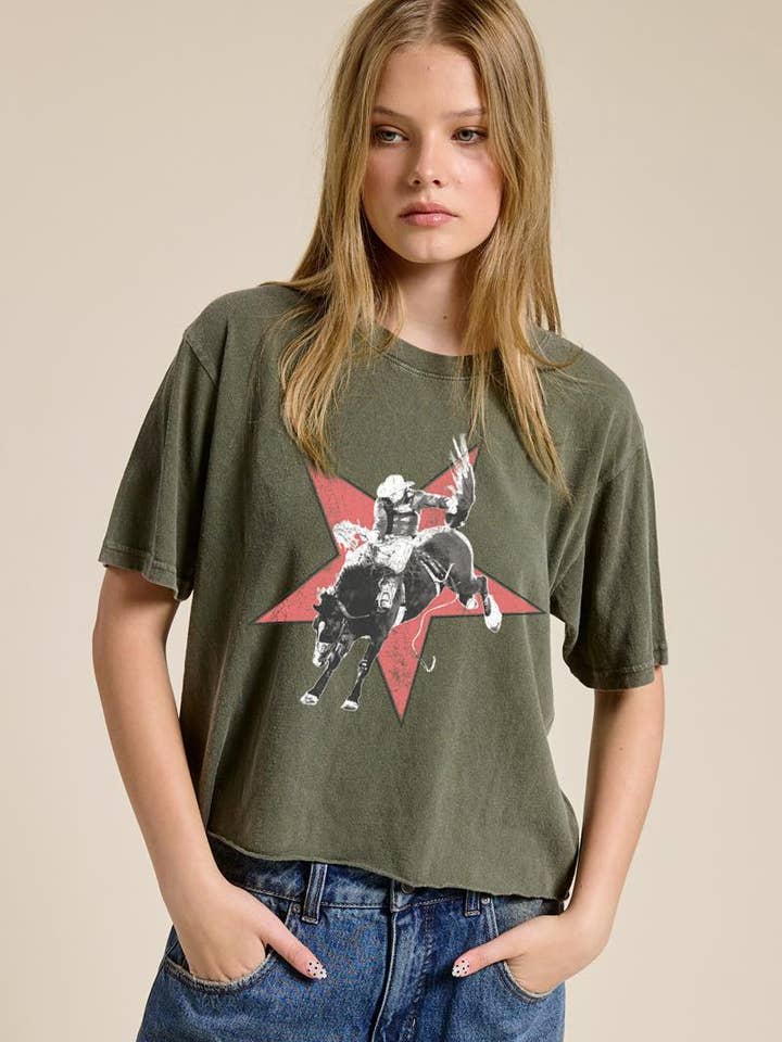 T-shirt court imitation crop à ourlet brut, imprimé « Western Rodeo Cowboy » pour la vente par Zutter