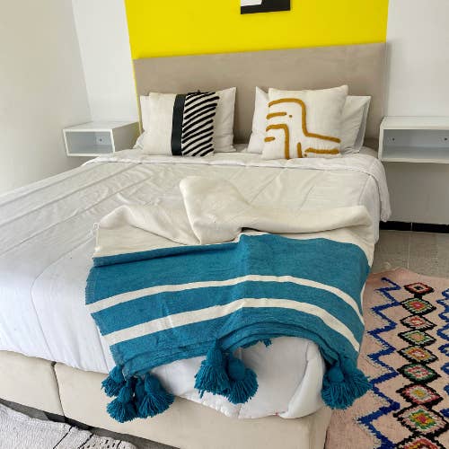 Coperta bianca e blu, coperta, coperta boho con nappine per la vendita all'ingrosso da parte di woolsouk ( We handle U.S. import procedures for you )