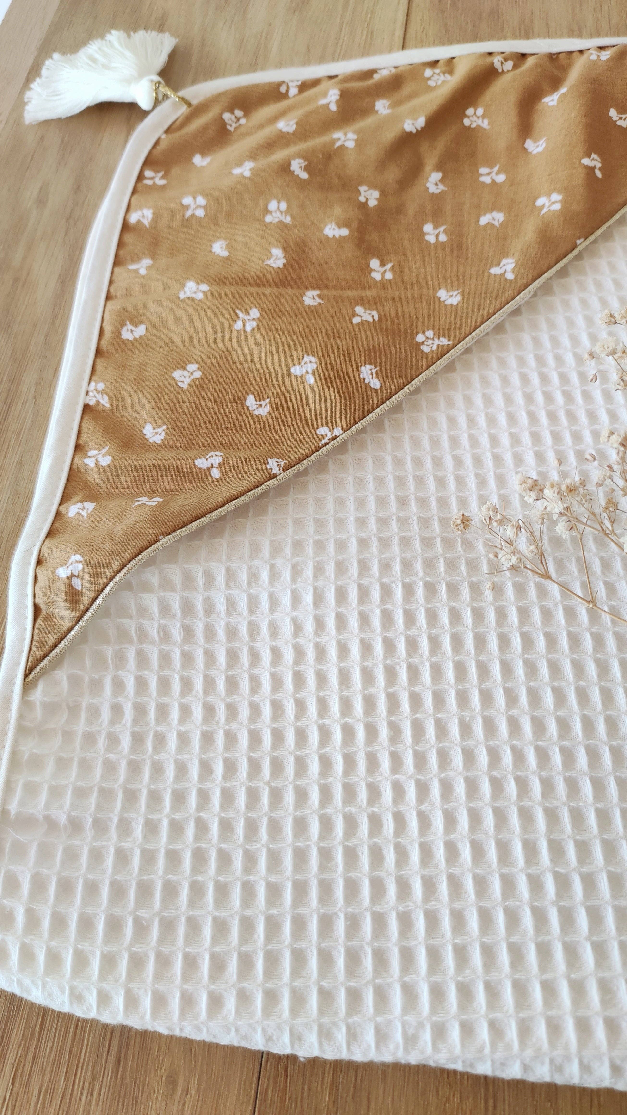 Les p'tites Merveilles de Bérénice - Wholesale Hooded Towel - Kids & Baby - Baby bath cape “Cinnamon flowers” in organic cotton sponge n2