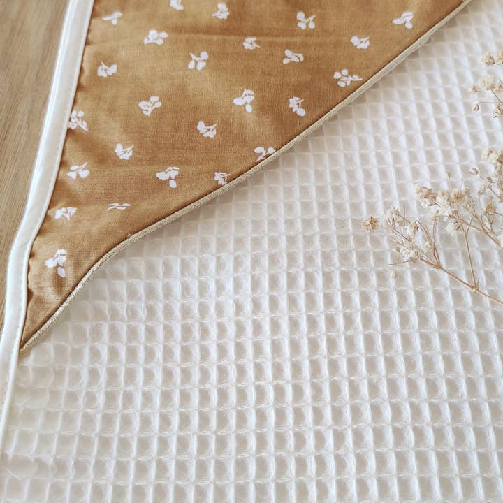 Les p'tites Merveilles de Bérénice - Wholesale Hooded Towel - Kids & Baby - Baby bath cape “Cinnamon flowers” in organic cotton sponge n2