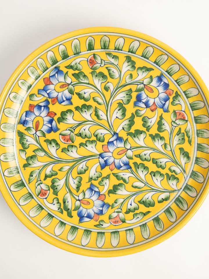 Assiette murale en poterie de Jaipur à motif floral jaune 12" pour la vente par Marble Lotus Original