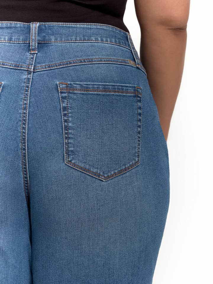 1822 Denim - Wholesale Jeans - Women's - Plus Size Sustainable 28.5" Boyfriend Jean in Benny
