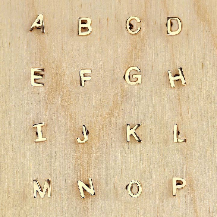 Brincos Letter Stud Ouro 18K Vermeil | Navios hipoalergénicos personalizados em prata de 1ª Lei e sem níquel da CA por atacado de Kris Nations