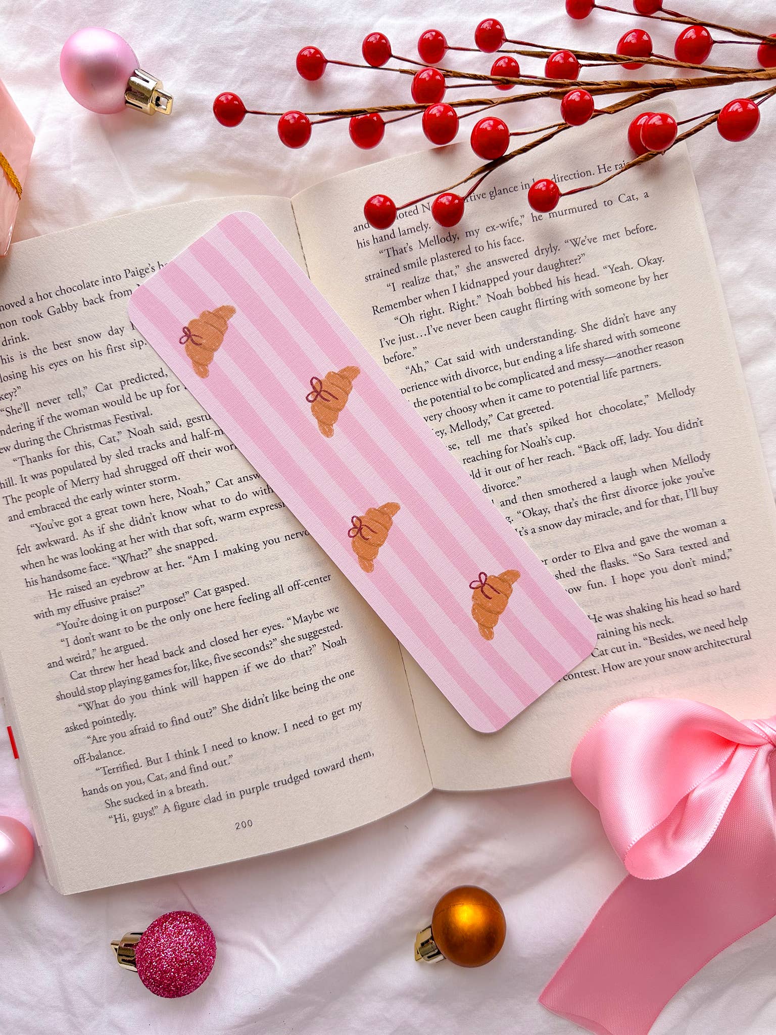 BlushedDesigns Co. - Wholesale Bladwijzer - Croissants en Strikken Linnen Boekenlegger0