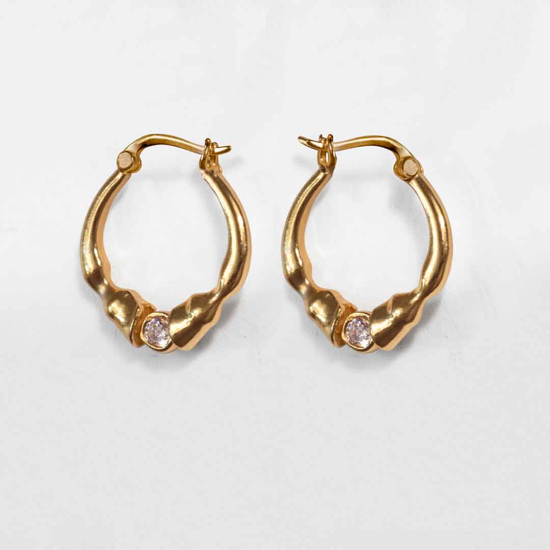 URBAN-EQUESTRIAN - Wholesale Huggie earrings - Cavallo - Moissanite Horseshoe Earring in Gold3