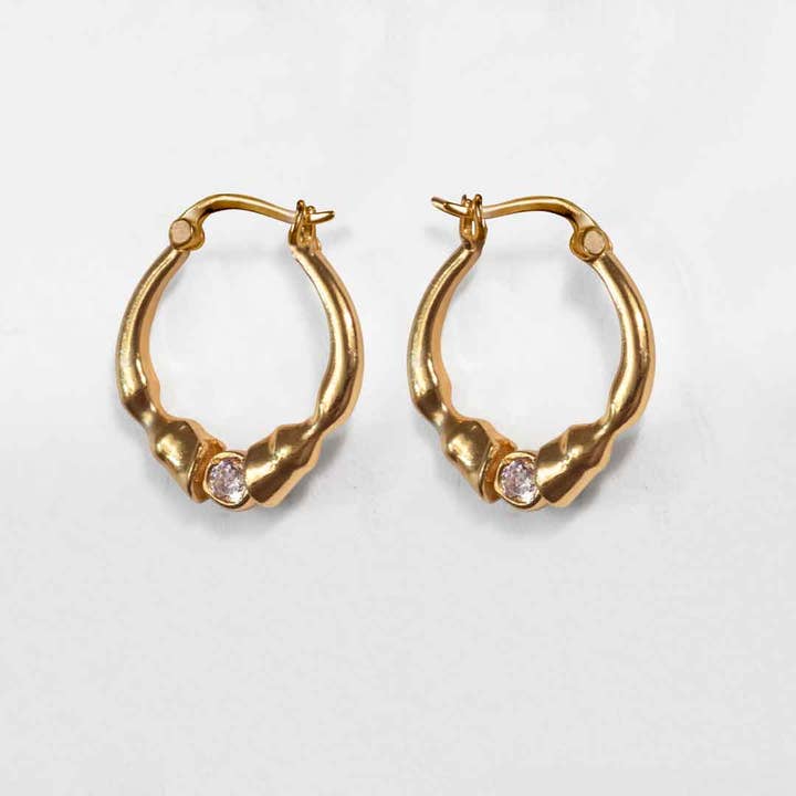 URBAN-EQUESTRIAN - Wholesale Huggie earrings - Cavallo - Moissanite Horseshoe Earring in Gold3