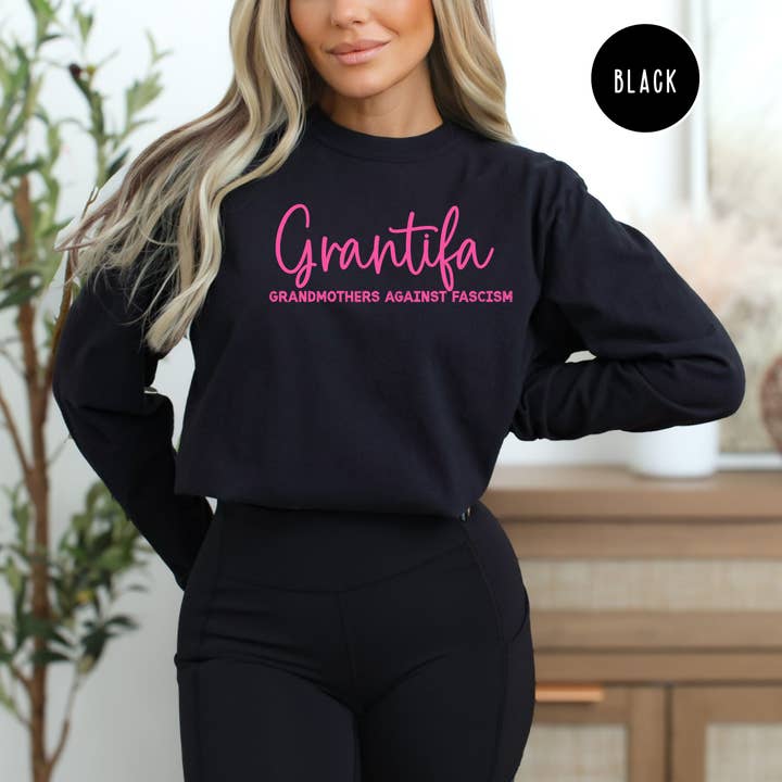 Camiseta de manga larga Grantifa Abuelas Contra el Fascismo Comfort Colors para venta al por mayor de CindyL Boutique