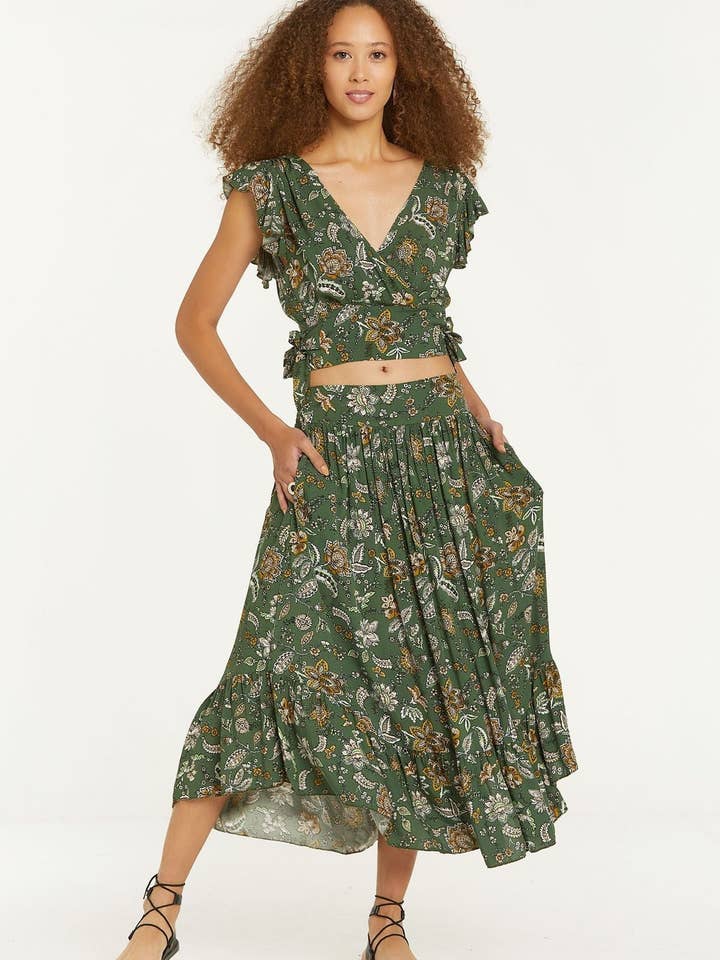 Midi kjol med elastisk midja, hippieprint och volang i khakigrönt för wholesale av BohoClandestino