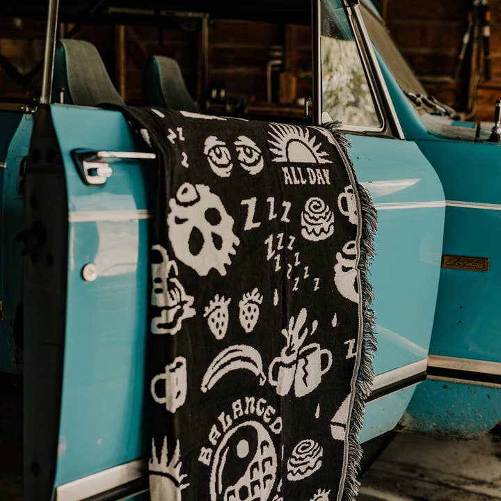 Pyknic – Großhandel Überwurfdecke – Dead Tired Baumwolldecke mit Kaffee-Grafikmuster