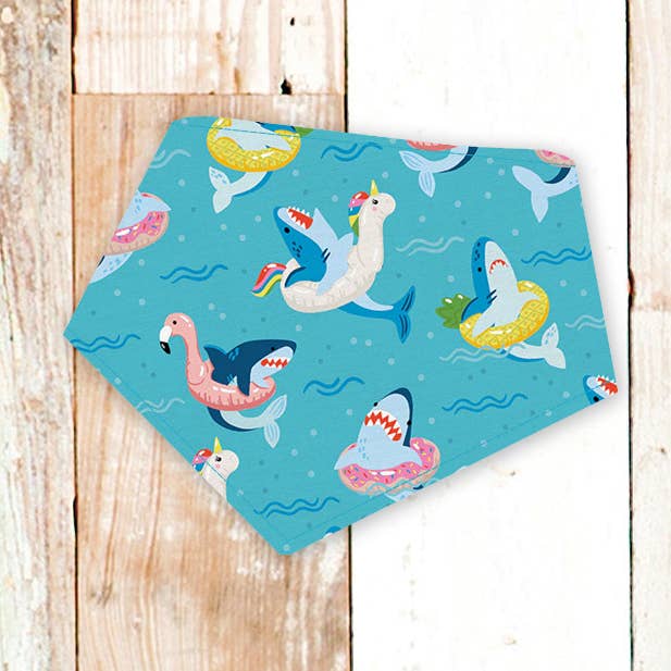 Bandana pour chien Shark Floaties (à clipser, 3 tailles disponibles) pour la vente par BibbyBubby