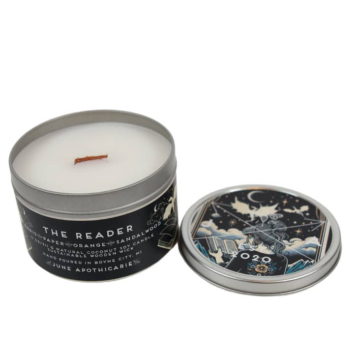 Vela de lata The Reader Wooden Wick de 11 oz para venta al por mayor de June Apothicarie