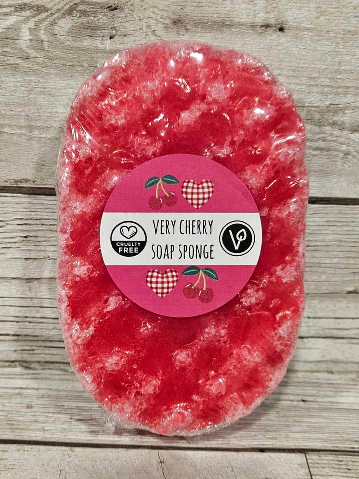 Éponge exfoliante au savon Very Cherry pour la vente par The Soap Sisters