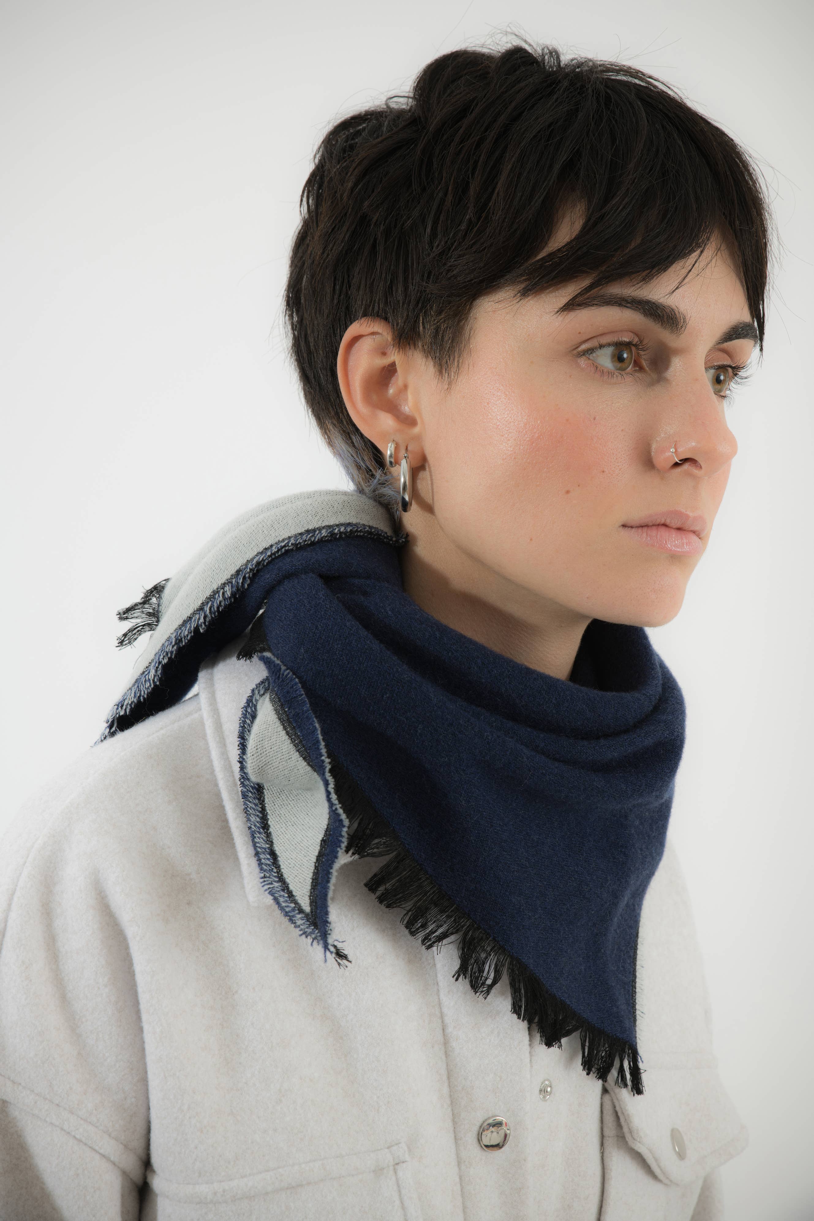 Abstract - Vente Bandana – femme - Bandana triangulaire en laine avec petites franges10