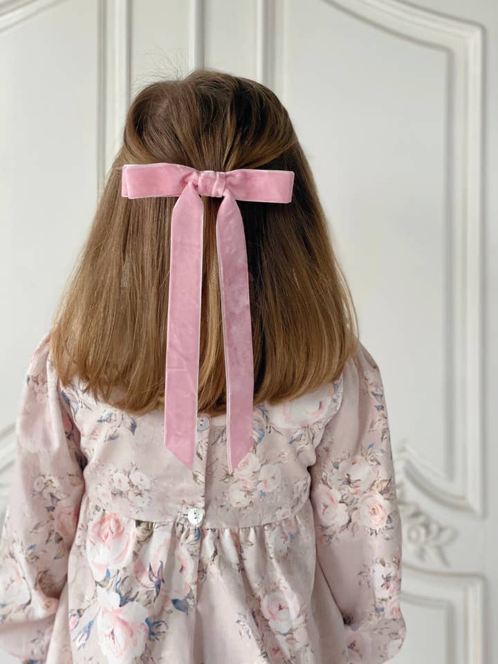 Pince à cheveux en velours à nœud long - Rose pâle pour la vente par Innocent Ivy