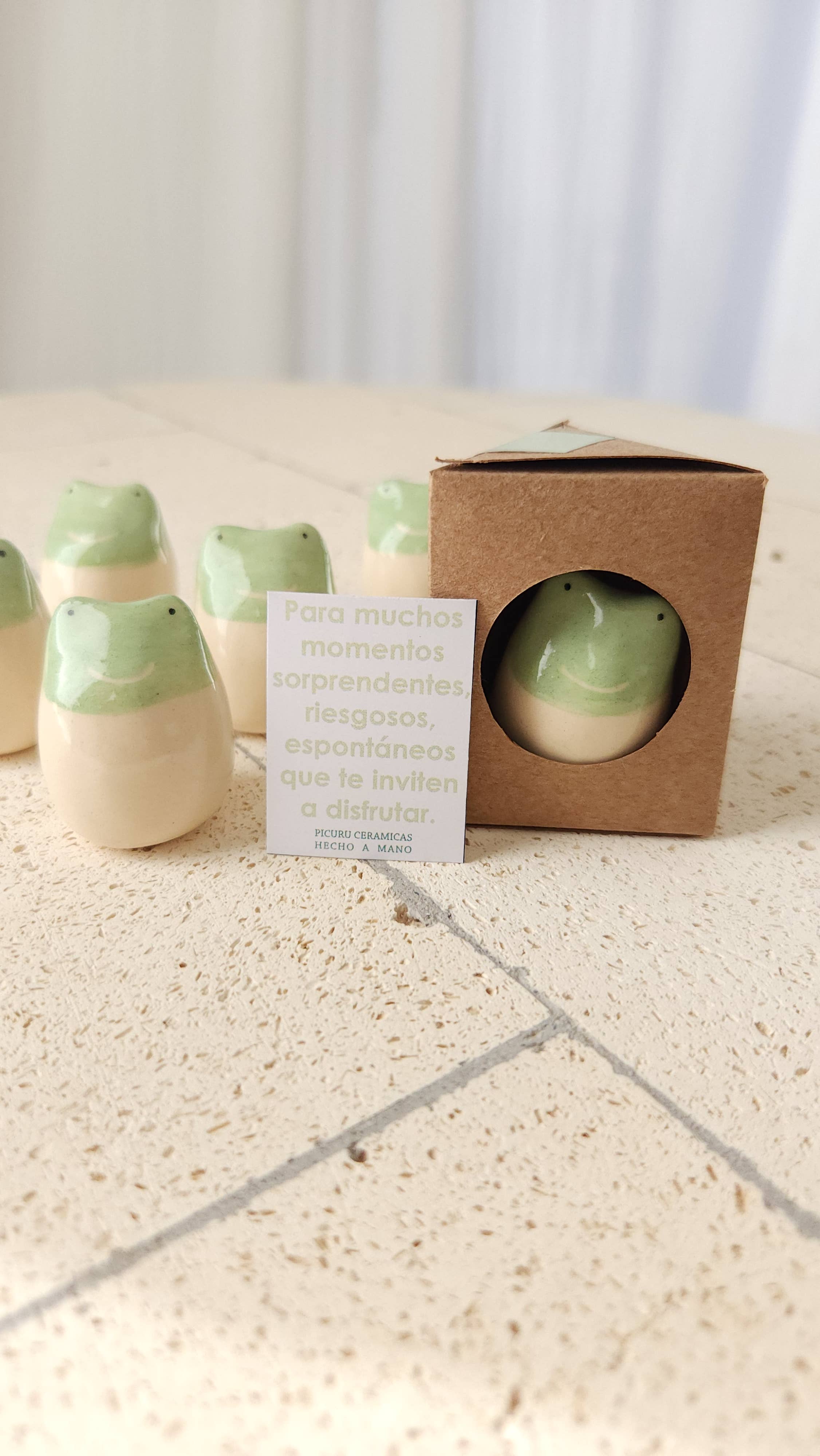 Picuru ceramicas - Venta al por mayor Moneda/objeto de coleccionista - Amuleto Sapito de las aventuras (5 idiomas)5