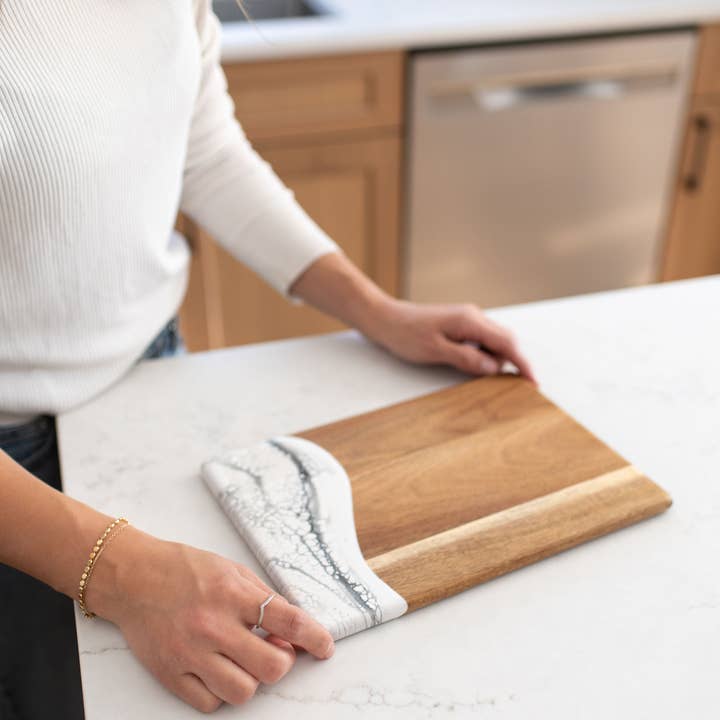 Lynn & Liana Designs - Venta al por mayor Tablas de quesos - Tabla de quesos y charcutería Wood Resin Date Night sin tarifas adicionales5