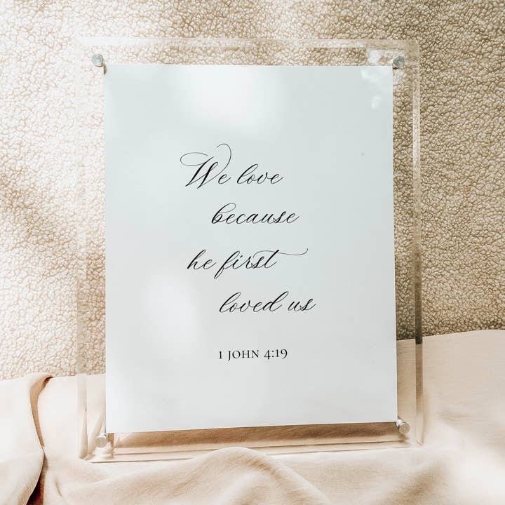 Katholische Beschilderung, 1. Johannes 4:19 Schriftzeichen in moderner Kalligraphie für den Großhandel von Pietà Paperie