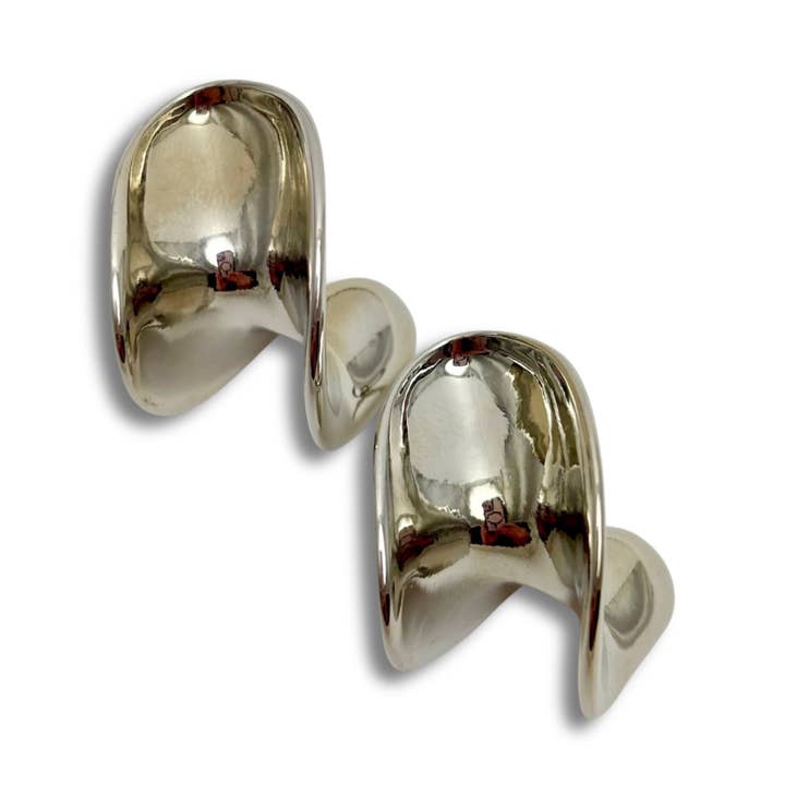 Boucle d'oreille sculptée statement pour la vente par Debra Fabian JEWELRY DESIGN