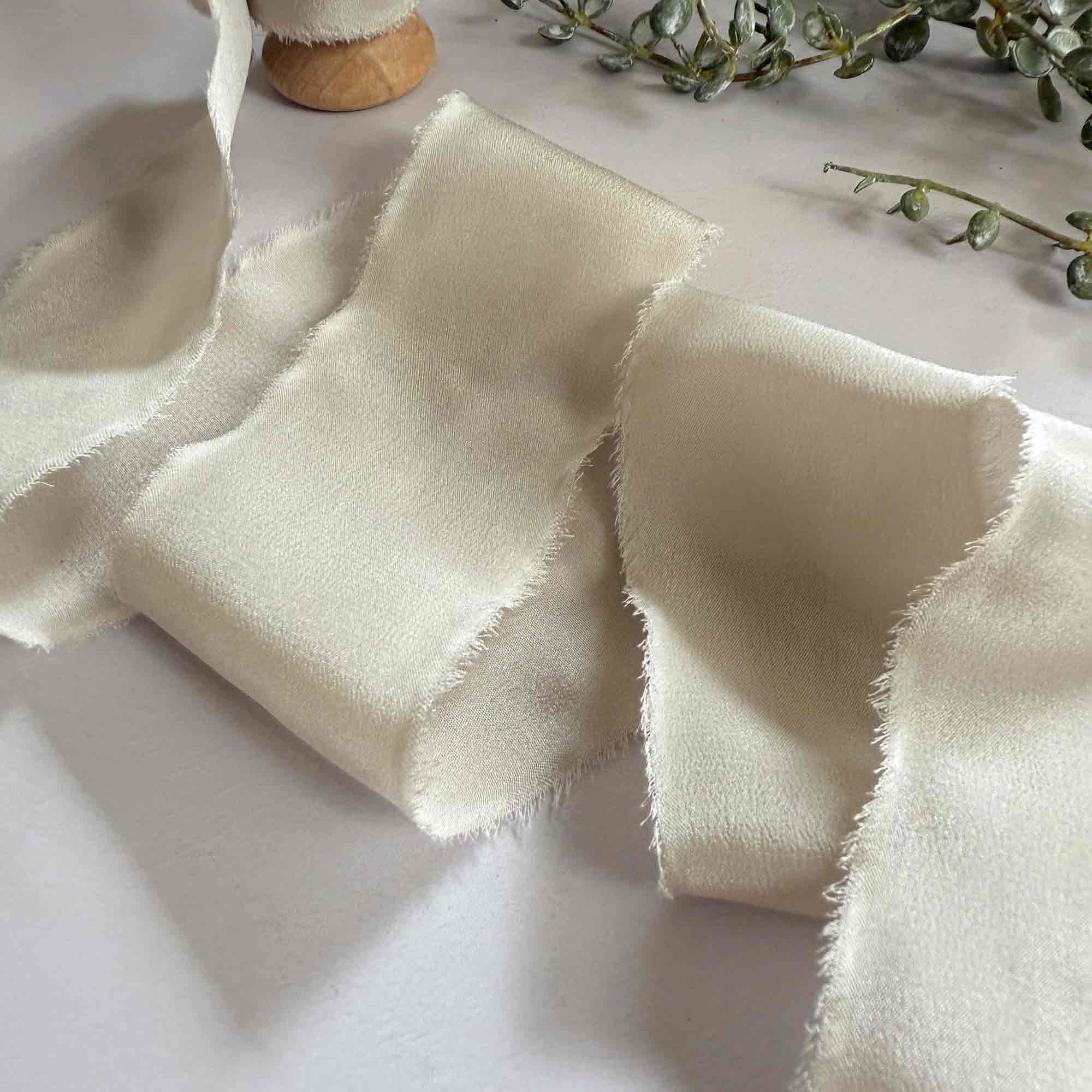 The Natural Paper Company - Vente Ruban – emballage cadeau - Ruban de soie couleur putty | Rouleau de ruban de soie beige naturel4