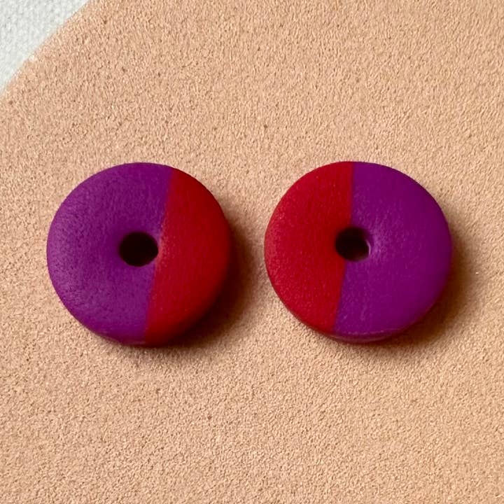 Tweekleurige oorbellen met studs - Rood en Roze voor wholesale door Love kiki designs