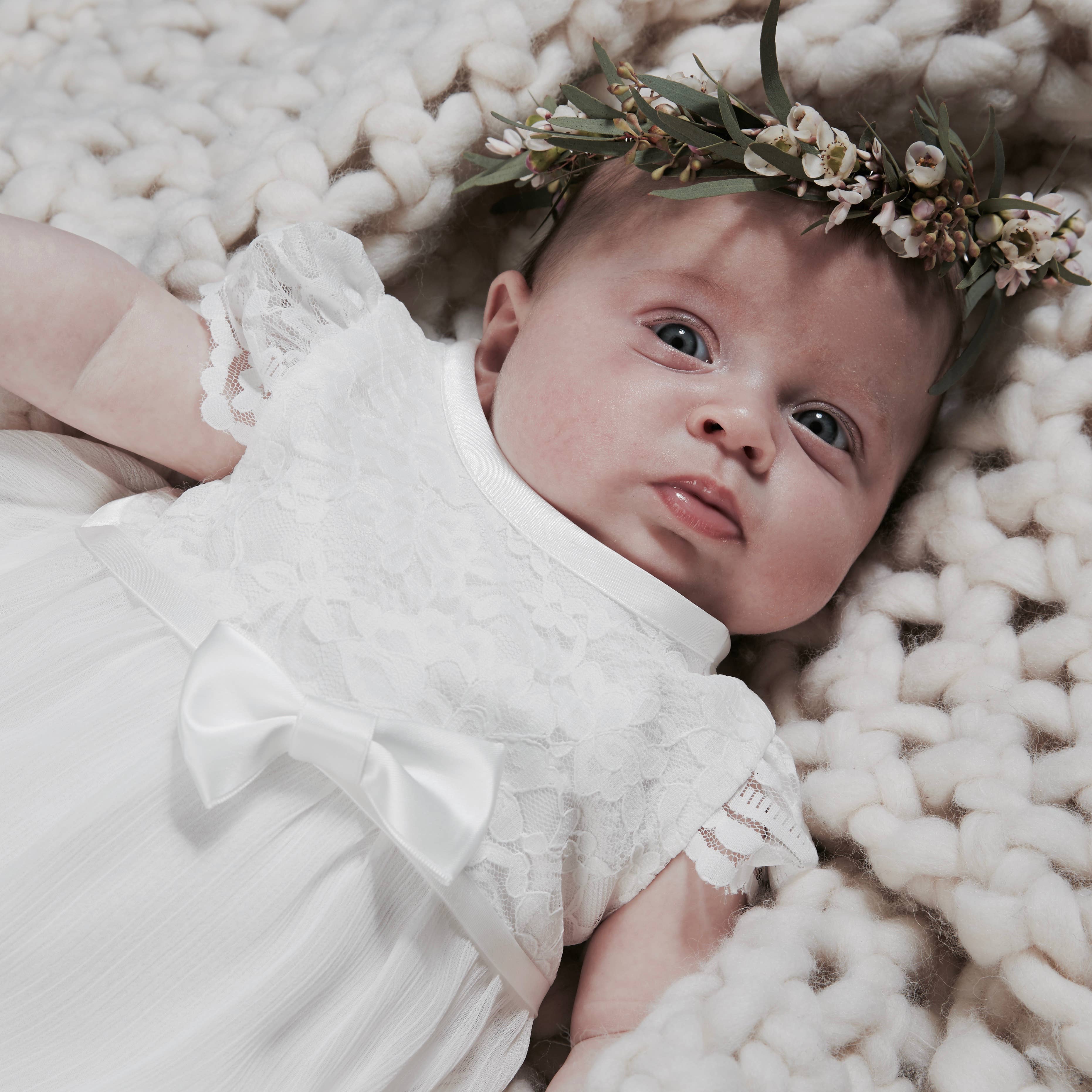 SEIDENWEISS – wholesale Klänningset – baby – Sophia dopset med spetsdopklänning5