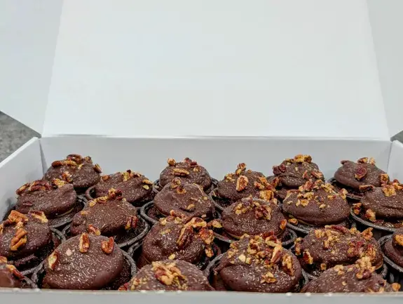 Purecake - Wholesale Chocolate Covered Sweets - Pecan Chocolate Cupcake – A rich and crunchy delight 🍫✨1