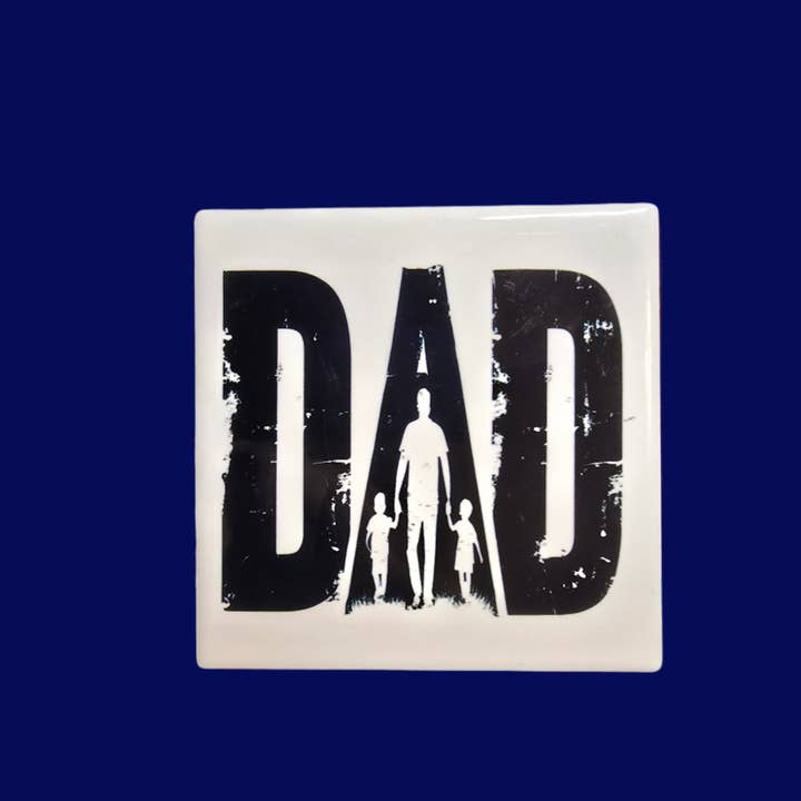 Azulejo Presente para o Pai, Silhueta de Pai e Filhos em Azulejo, Presente Artesanal em Cerâmica para o Pai, Conjunto de 4 Decoração Rústica em Preto e Branco para Parede ou Secretária por atacado de Designs by Mysh