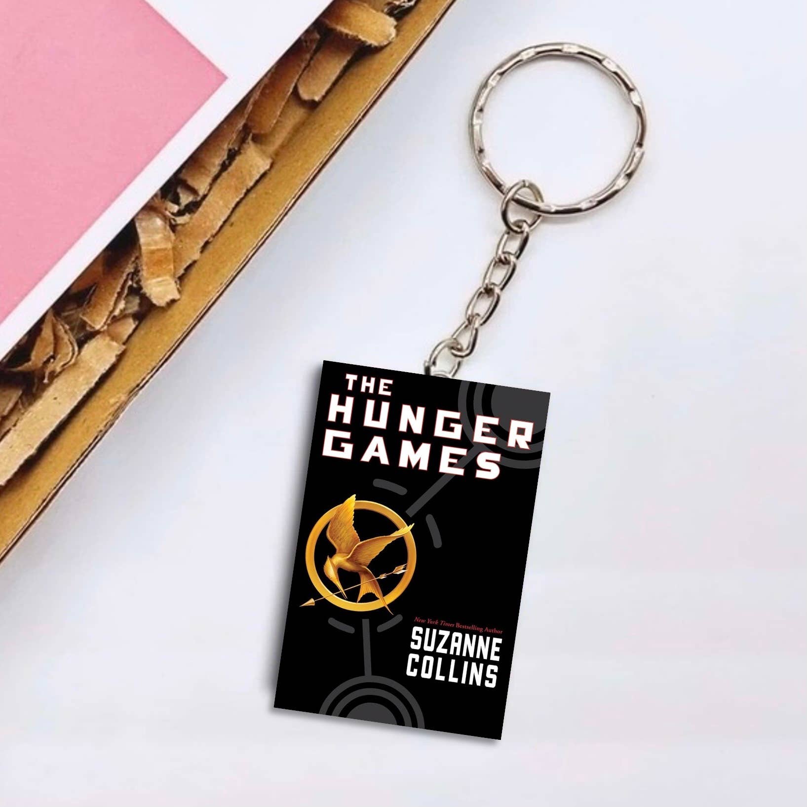 bookonahookco – Großhandel Schlüsselanhänger – Unisex – Die Tribute von Panem | Suzanne Collins | Miniaturbuch0