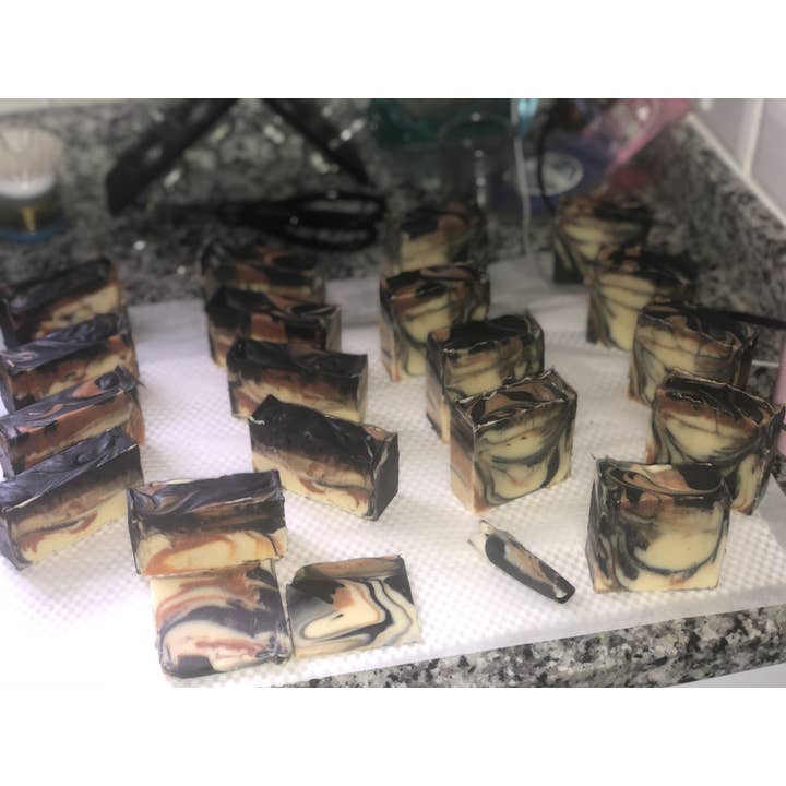 Bubbles and ButtersShoppe LLC – wholesale Tvål – Gurkmeja och aktivt koltvål