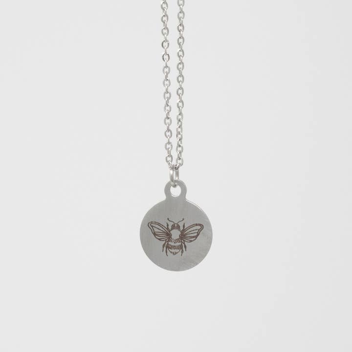 Collier en acier inoxydable argenté orné d'abeilles illustrées pour la vente par Mama Peacock LLC