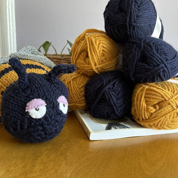 The Spinning Hand - Luxury Knitting Kits – wholesale Material för stickning/virkning – Bee Kind Gosedjur - Humla Mjukisdjur Stickningskit