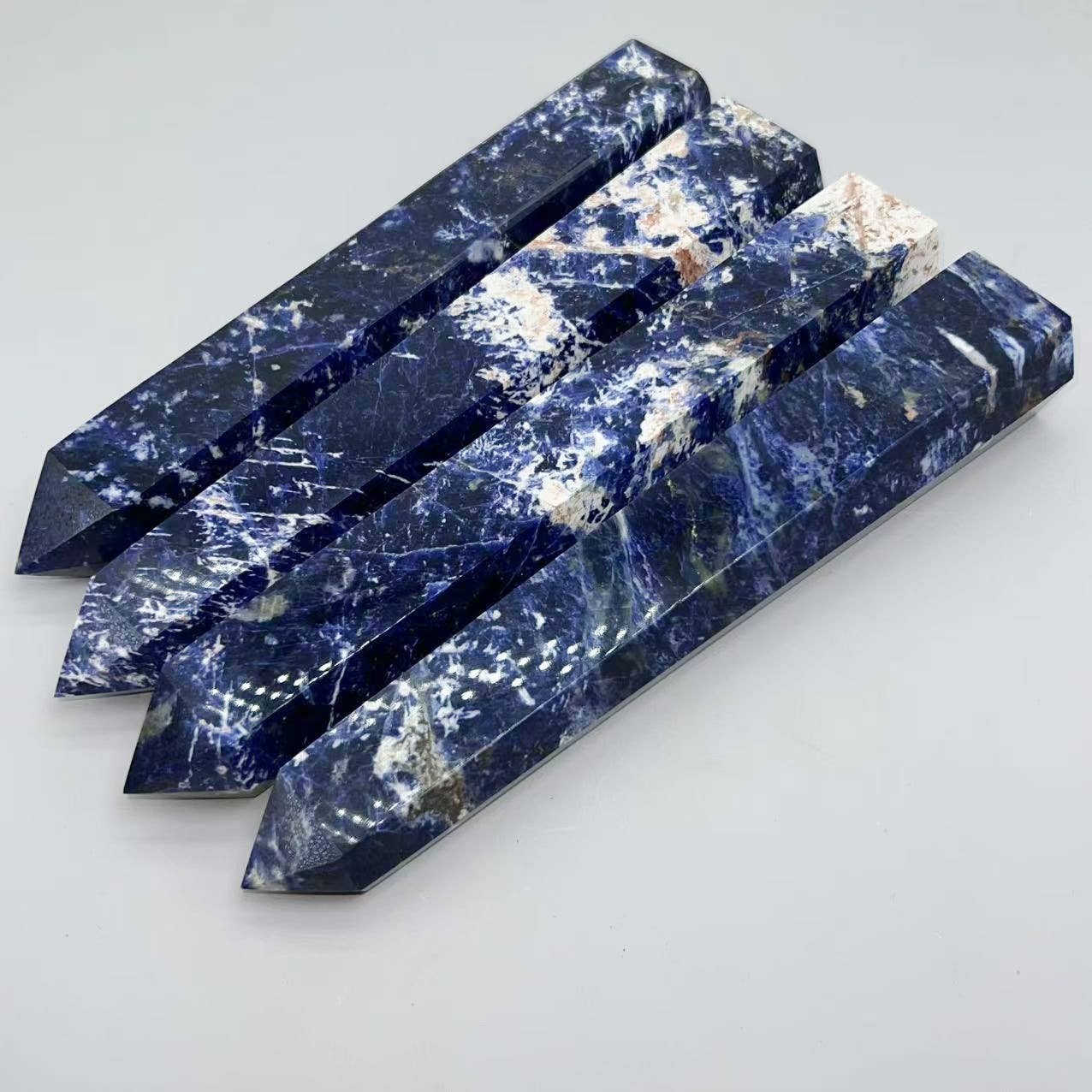 Crystal Deal· Wholesale Crystals & Gifts – Großhandel Kristall-Ladeplatten – Natürlicher Sodalith-Turm – 7"-10" hoher blauer dekorativer Kristall3